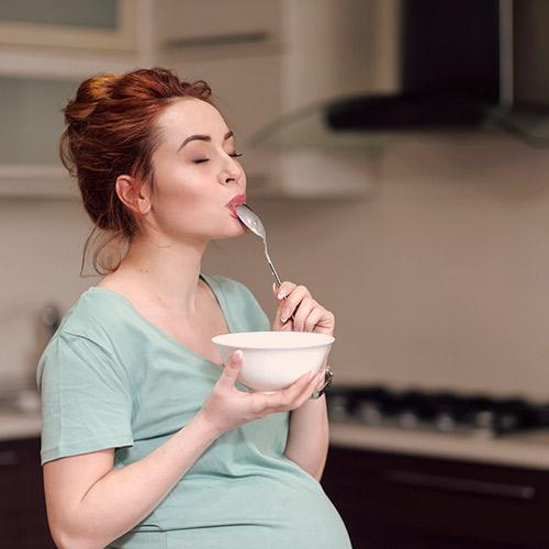 O que a grávida não pode comer (e o que pode)? - Pais e Filhos -  Institucional