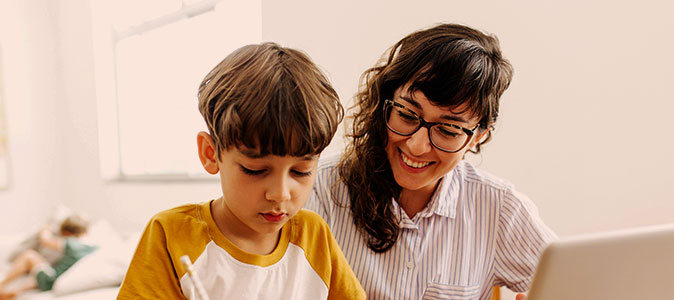 imagem de uma mãe estudando com seu filho