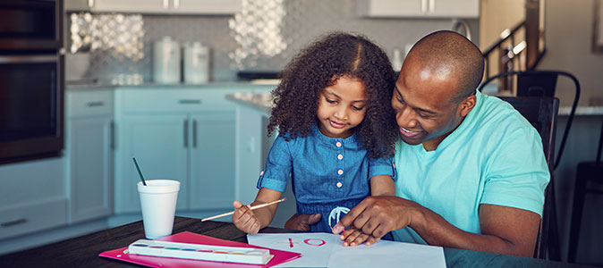 menina brincando de pintura junto de sua mÃ£e