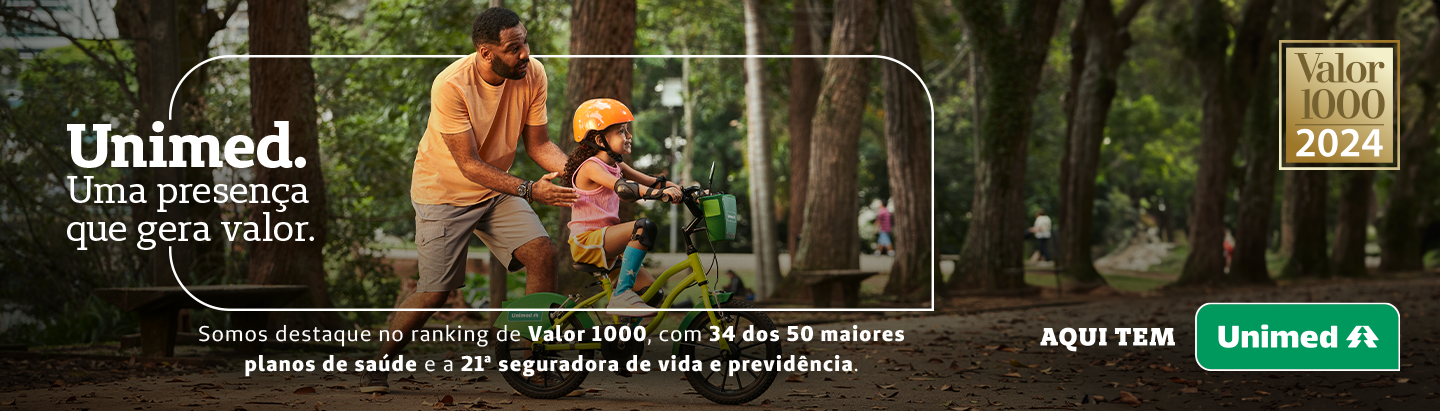 Imagem de um homem brincando com sua filha de bicicleta