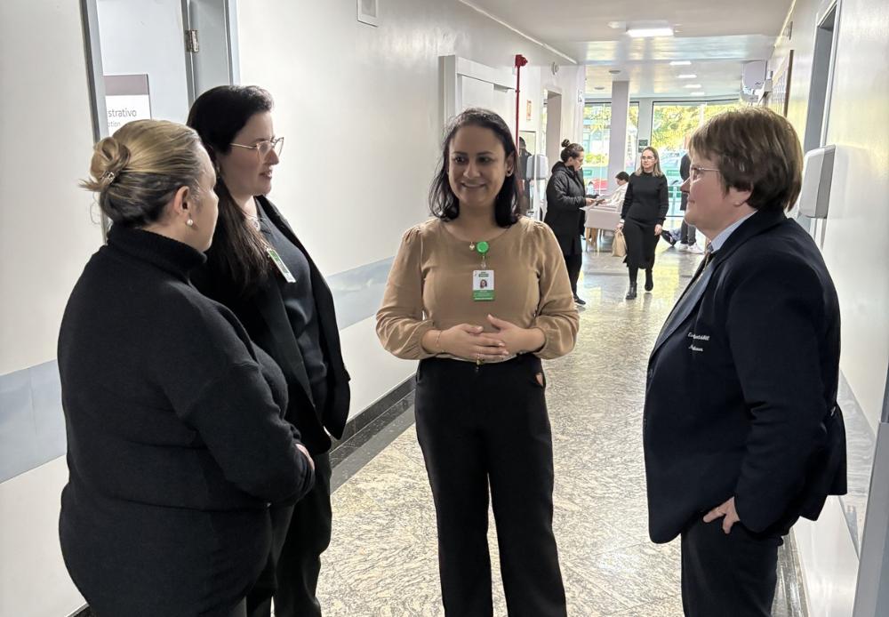 na foto 4 mulheres 2 integrantes do Hospital Unimed Vale do Caí e as outras duas da Associação Caiense de Apoio e Prevenção ao Câncer u2013 Unindo Forças Contra o Câncer: Apoio, Prevenção e Esperança, de São Sebastião do Caí
