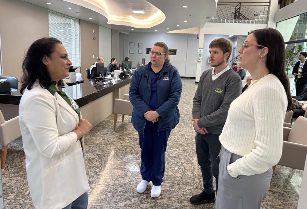 na foto os representantes do Hospital Schlatter, escutando a gestora de Relacionamento do Hospital Unimed Vale do Caí