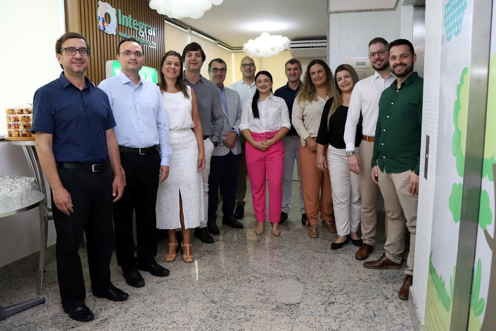 Foto da diretoria na recepção do novo espaço do Integrar